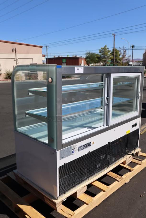 Avantco BC-60-HC curved glass refrigerated bakery display case; brand new, glass broken in one corner, 60", 115V, S/N: 1664701100012.