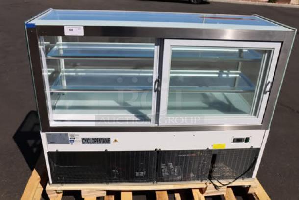 Avantco BC-60-HC 60" curved glass refrigerated display case, brand new, minor glass damage on corner, 115V, 4.5A, 1 phase.