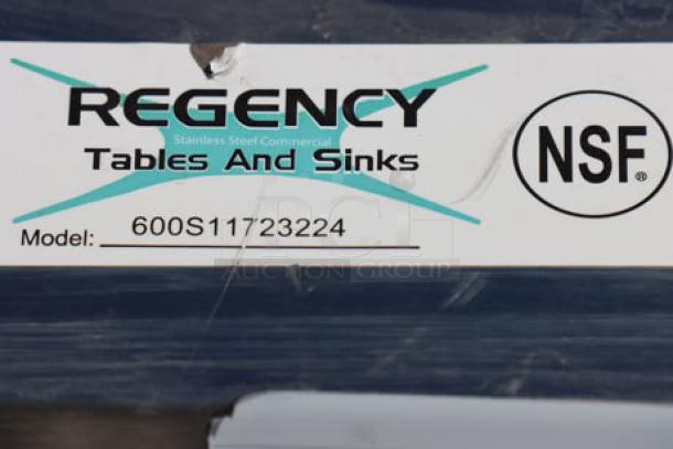 Regency 600S11723224 label on stainless steel commercial sink. Klarer Hinweis darauf, dass es sich um ein neues Produkt außerhalb der Originalverpackung handelt, ideal für die Aufrüstung von Küchen und präsentiert sich nach NSF-Standards.