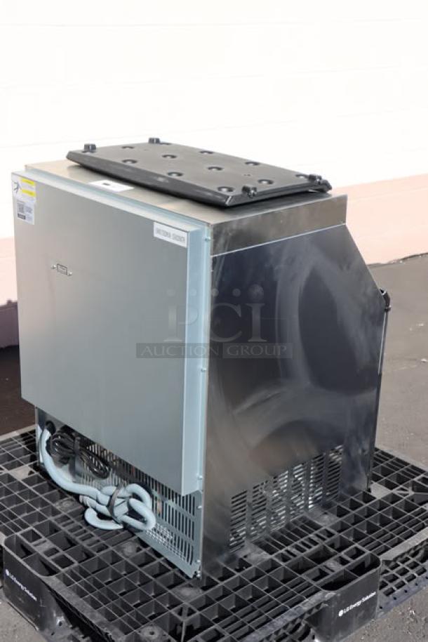 BRAND NEW SCRATCH-N-DENT Hoshizaki AM-50BAJ ice machine, 14 7/8" wide, air cooled, 51 lb capacity. Dented top, possible door frame damage.