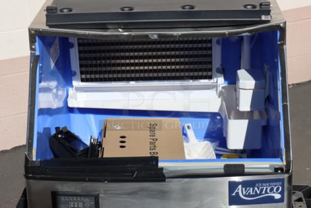 Hoshizaki AM-50BAJ ice machine, top hat cubes, 51 lb. capacity, 115v, 1Ph, top dented, possible door frame damage, serial: 194UCH280A-25020076.