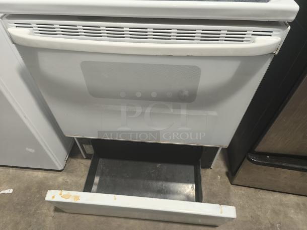 Hotpoint 30" Free-Standing Electric Range, model RB787WH2WW, in used condition. Features white exterior with visible wear.