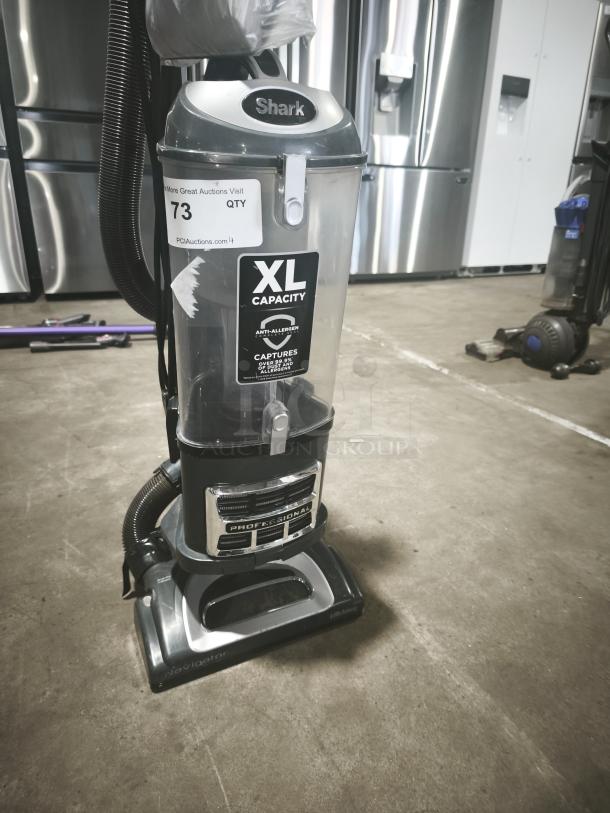 Shark UV550 Lift-Away XL Upright Vacuum, tested and working, with XL capacity, in good condition.