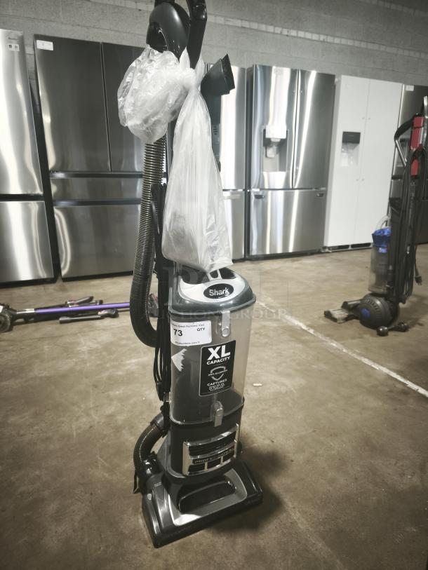 Shark UV550 Lift-Away XL Upright Vacuum, tested and working. Features XL capacity, visible label with model name and auction tag.