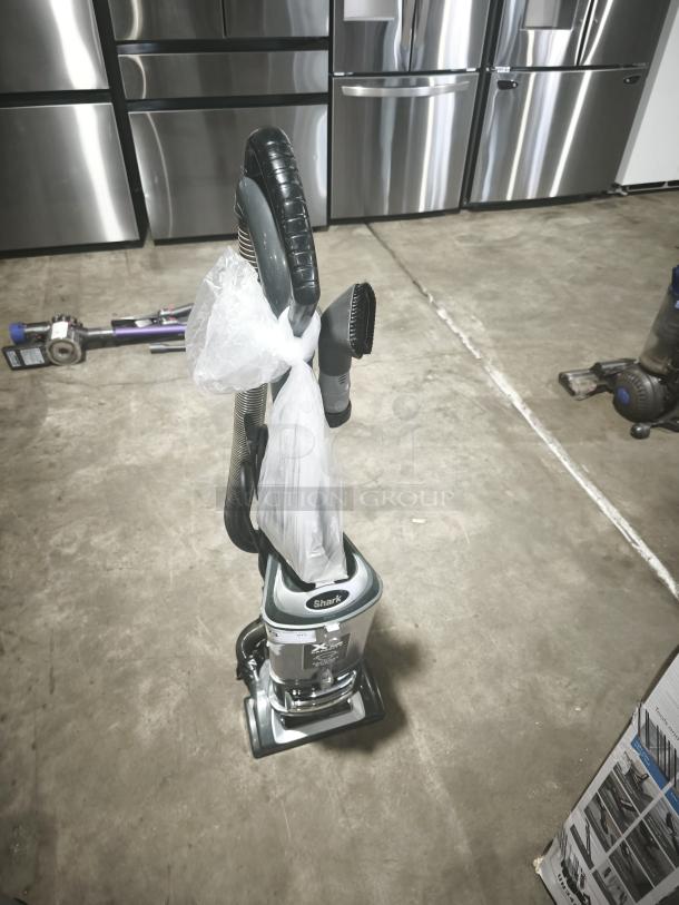 Shark UV550 Lift-Away XL Upright Vacuum, tested and working, includes attachments, in good condition.