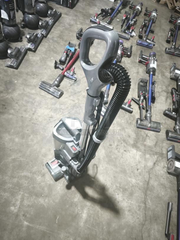 Shark UV730 Navigator Lift‑Away upright vacuum, tested and working, in good condition.