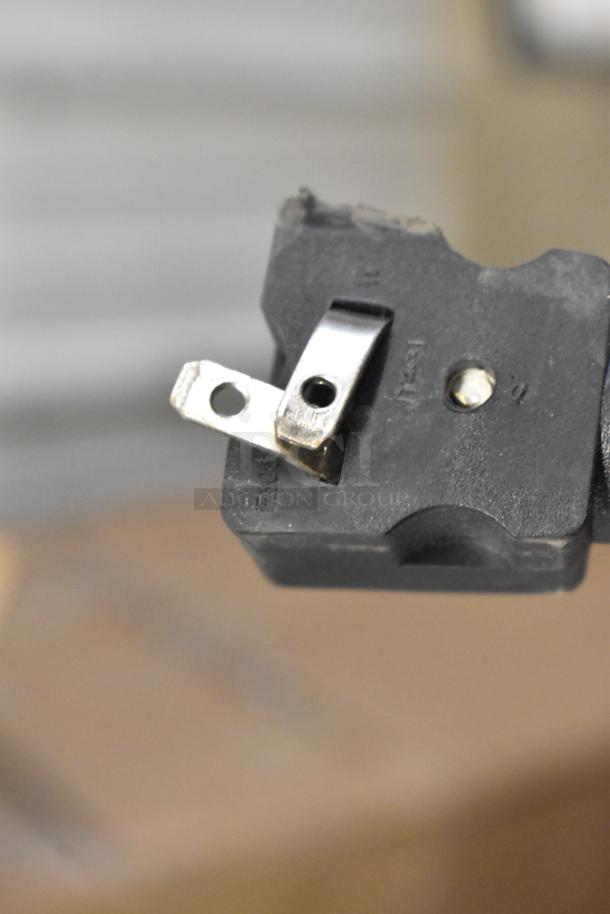 Electrical plug detail for the Avantco 177CHSME32IM cheese melter, showing connection compatibility.