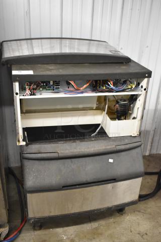 Manitowoc QD0282A Stainless Steel Commercial Ice Head on Manitowoc S170 Commercial Ice Bin. 115 Volts, 1 Phase. - Item #1214892