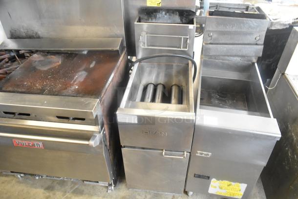 Dean SR142GN stainless steel natural gas fryer, 105,000 BTU, commercial quality, pictured in working condition.