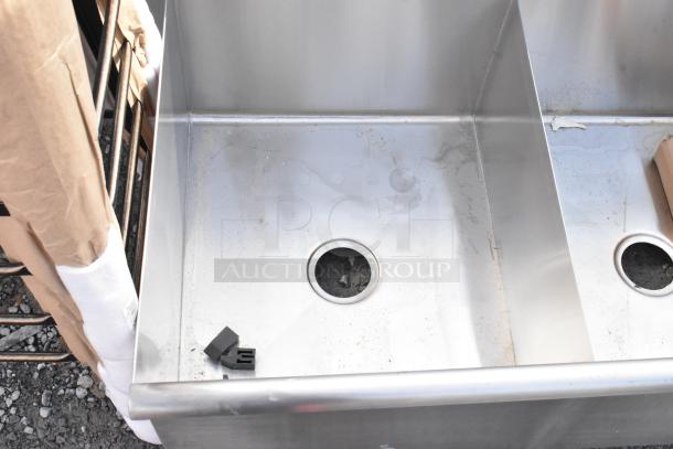 Stainless steel 3 bay sink, brand new with minor scratches and dents. Made for commercial use; includes drain fittings.