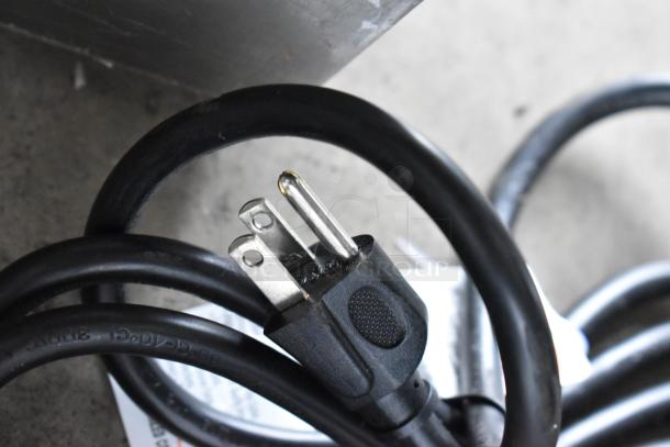 Power cord of Wisco 560 Stainless Steel Commercial Countertop Snack Oven, showing three-prong plug for 120 Volts, 1 Phase.