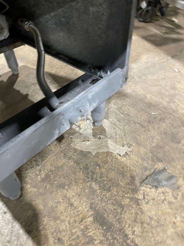 Pitco Frialator 40D commercial stainless steel deep fat fryer, natural gas, 40 lb. capacity, with backsplash and basket hanger.