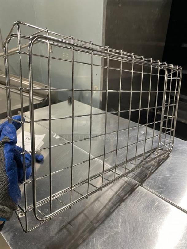 Commercial chrome plated full-size bagel/pastry wired rack in excellent condition. Durable construction, suitable for display.