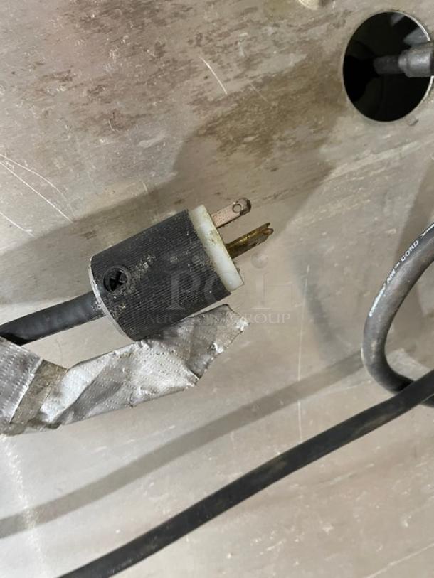 Metro Flavor Hold Series heated cabinet plug, model C199H1N, shows mild wear. 120V, suitable for commercial use.