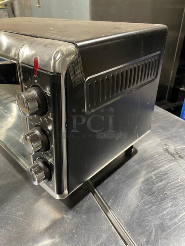 BLACK+DECKER TO3250XSB stainless steel convection toaster oven, extra wide, electric, on legs, in used condition.