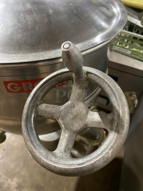 Groen D2T30 commercial stainless steel 30-gal. tilting steam kettle, natural gas, with handwheel. Model: D2T-30, SN: 39024.
