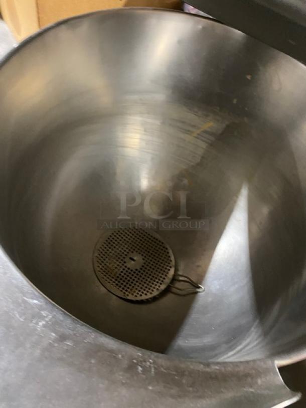 Groen D2T-30 commercial stainless steel 30-gal tilting steam kettle, natural gas powered, serial number 39024, interior view.
