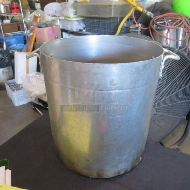 14x15 aluminum stock pot with side handles, in used condition. Ideal for cooking in large quantities.