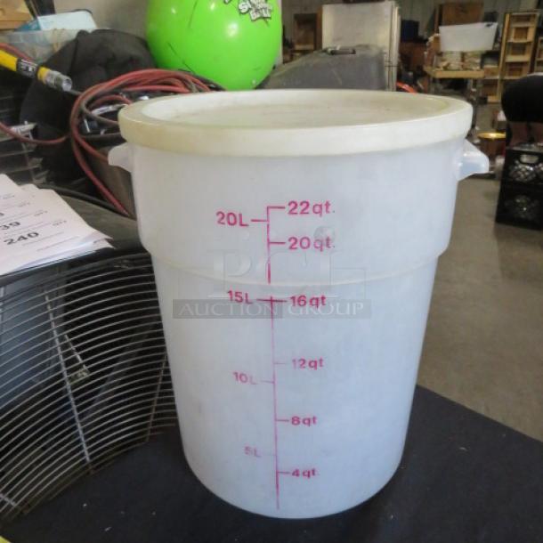 22-quart round food storage container with lid, marked with volume measurements. Good condition, sturdy plastic material.