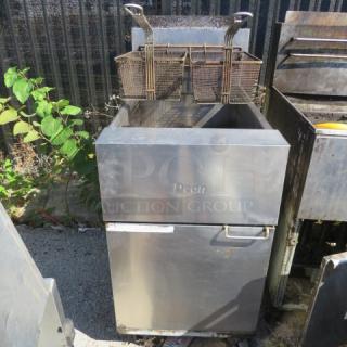Dean Natural Gas Deep Fryer, Model SR162GN, with 2 baskets and casters. Size 20x36x46. Stainless steel exterior.