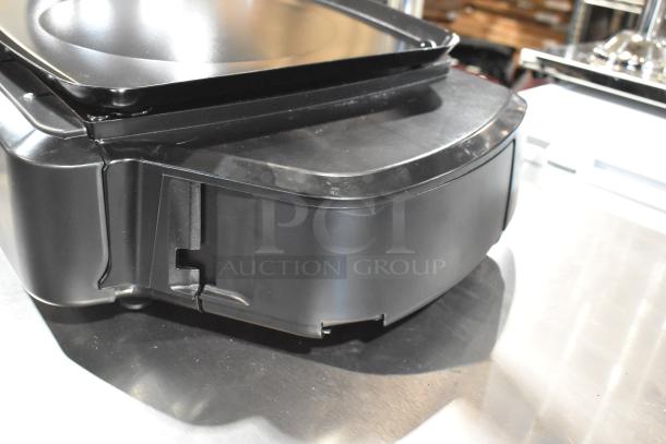 BRAND NEW Hobart HTi-SSLSC 2024 metal commercial scale with label printer, 30 lb. capacity, minor scratches, 120/208-240V.