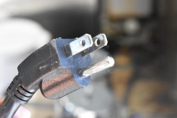 Vita-Mix VM0145 blender plug close-up, showing a standard 3-prong plug.