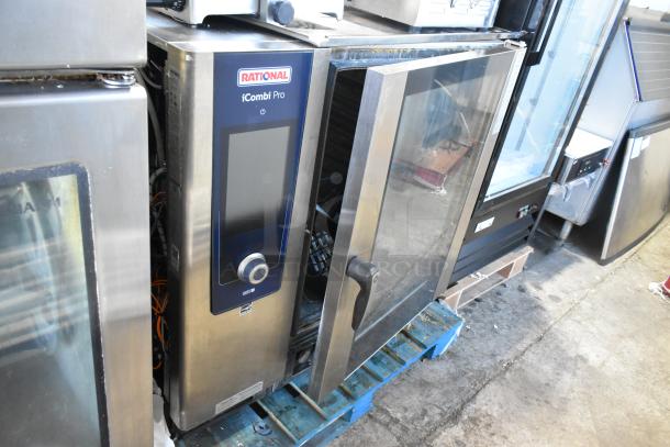 2021 Rational LM100EE.AXXXX stainless steel commercial combi convection oven. Door faulty. 440/480V, 3 phase.