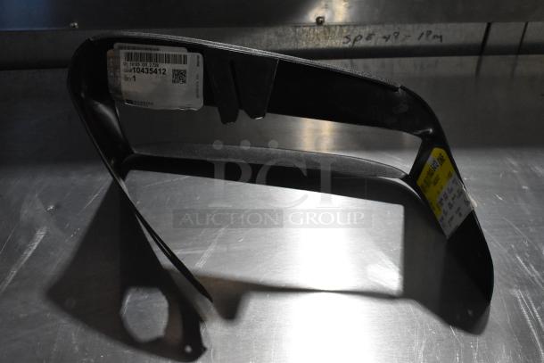 "Black vent piece with visible GM label 10435412, genuine part, in good condition on metallic background."