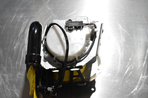 GM 85557292 yellow seat belt, new condition, features safety mechanism and black retractor casing.