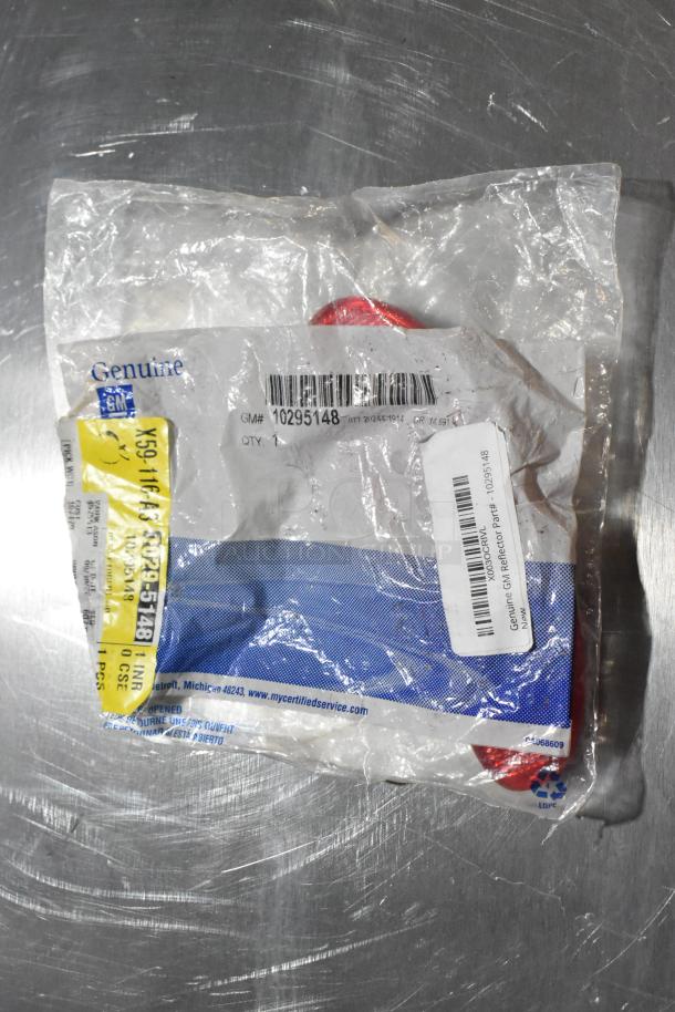 Clear plastic packaging with GM logo, containing GM Reflector Part X21-116-D1, 90Z. Genuine product label visible.
