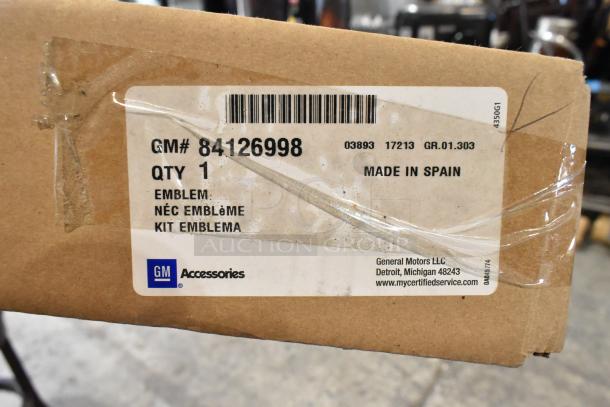 Cardboard box labeled “GM Accessories” with part number 84126998, indicating Z71 Off Road emblems, made in Spain.