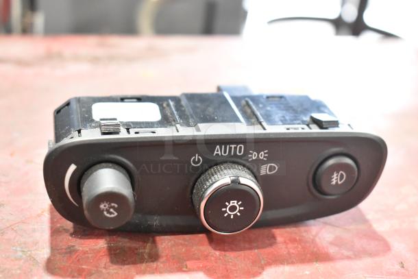 GM 20844868 switch with auto and fog light controls, in used condition. Text includes “AUTO” and light symbols.