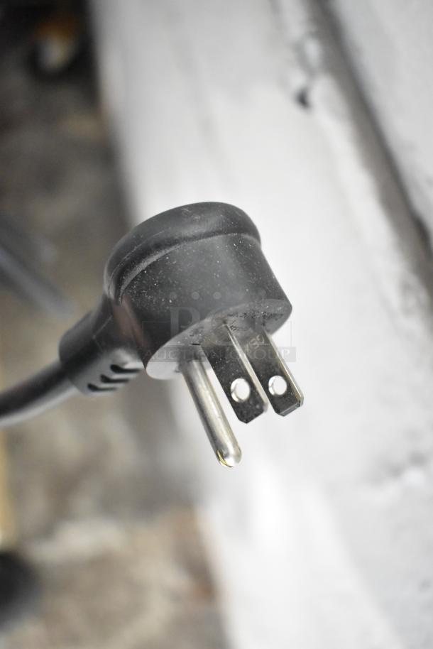 Close-up of a three-pronged power plug for the 2021 True TSCI-600R-G-PH cooler, 115 volts, 1 phase.