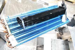 Brand new Avantco evaporator coil for VAC-46W/B and AU/ AWT Series. Scratch and dent condition, with visible copper pipes.