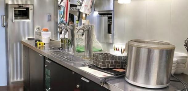 True TD-50-18 3-door draft beer dispenser with dual tap towers, excellent condition, 115V, tested and working.