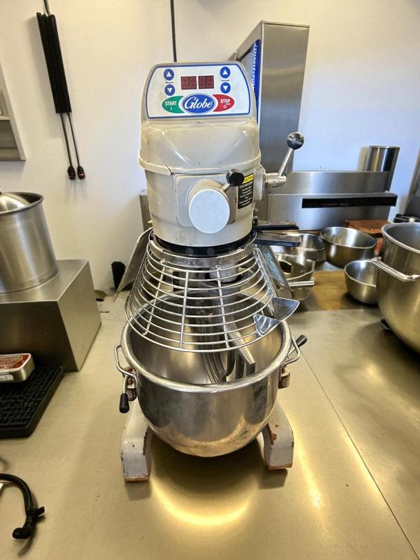 Globe SP20 20 Quart Planetary Mixer, .5 HP, with bowl. Features 3 speeds, countertop model, tested and working condition.