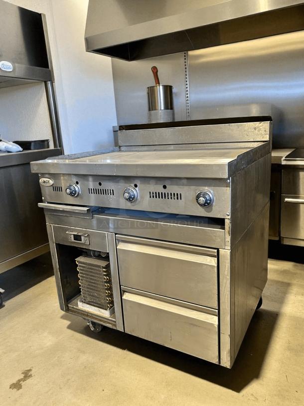 Jade Range JBR-36G-M 36" gas griddle with dual warmers, stainless steel, excellent condition, tested and fully operational.