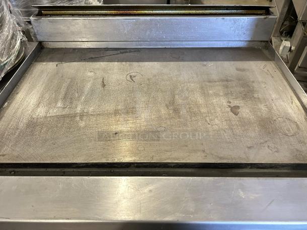 Jade Range JBR-36G-M 36" gas griddle in excellent condition, features two warmers below, tested and working.