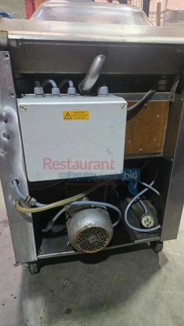 Koch Model K918-3 chamber vacuum sealer in superb condition. Heavy-duty, 220V, fully tested, made in Germany.