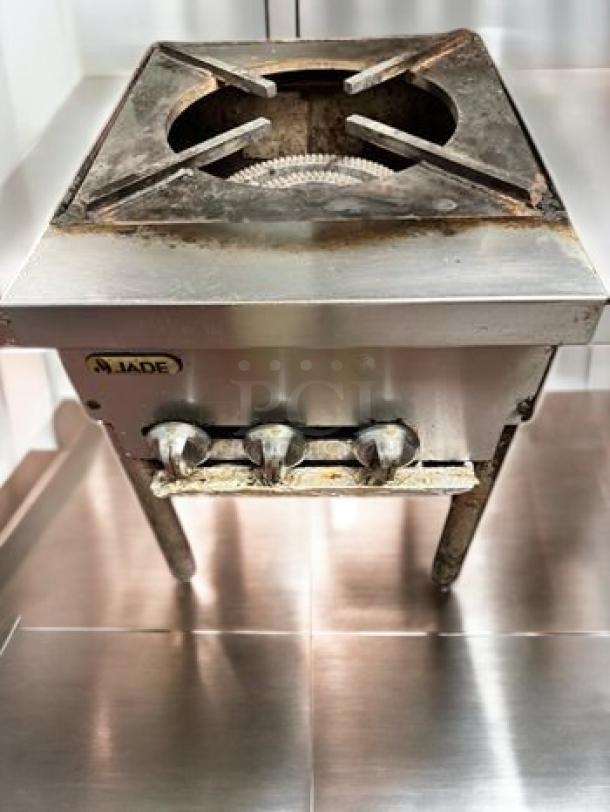Superb Condition Jade Range JSP-18 single burner stock pot range in stainless steel. Natural gas-powered, fully tested and working.