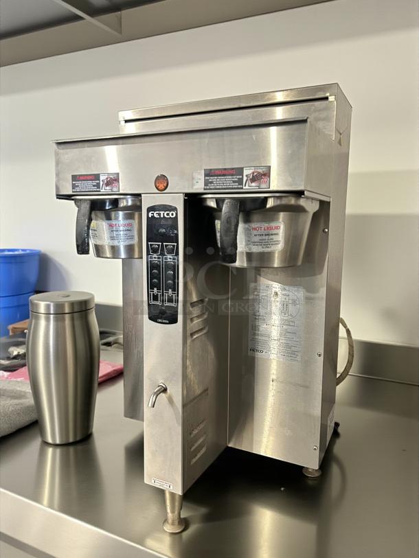 Fetco Extractor Series CBS-2042e E42016 twin 1-gallon coffee brewer in stainless steel, tested and working condition.