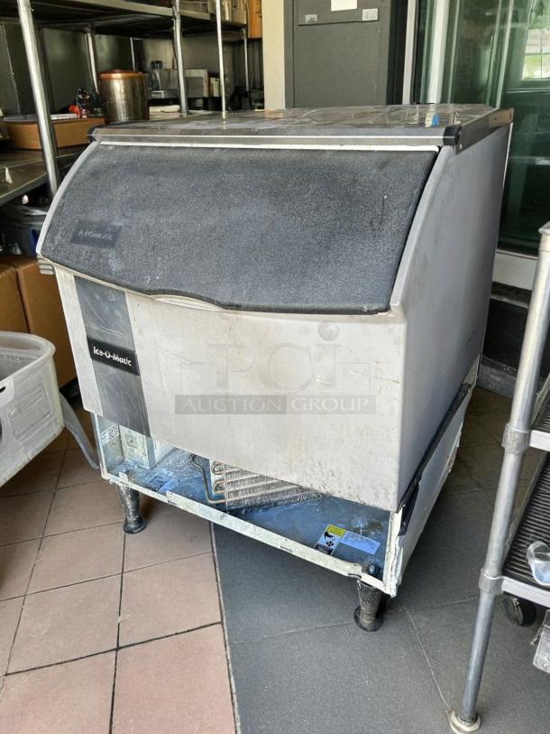Ice-O-Matic ICEU300FA 30" air-cooled undercounter ice machine in excellent condition, tested and working, ideal for commercial use.