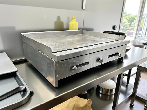 Stratus SMG36 36" griddle flat top grill in great condition. Gas-powered, tested, and working. Stainless steel surface.