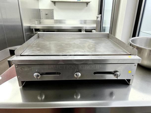 Stratus SMG36 36" gas griddle in great condition; stainless steel flat top, tested and working, with control knobs and drip tray.