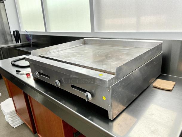 Stratus SMG36 36" griddle flat top grill in great condition, gas-powered, tested and working, stainless steel body.