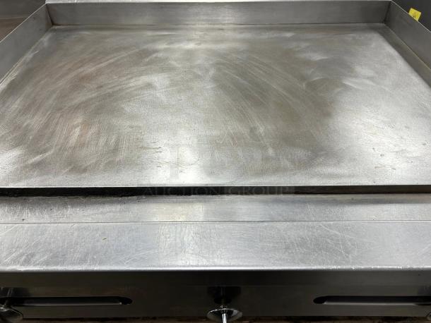 Stratus SMG36 36" griddle flat top grill in great condition, stainless steel, gas-powered, tested and working.
