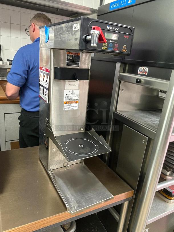 BUNN ITCB-DV coffee brewer, excellent condition, with tray. Features dual-volt, 29" trunk. Tested and working.