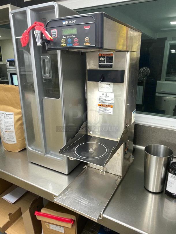 BUNN ITCB-DV Dual-Volt coffee brewer in excellent condition. Includes 29" trunk and tray. Tested and working. Visible warning labels.