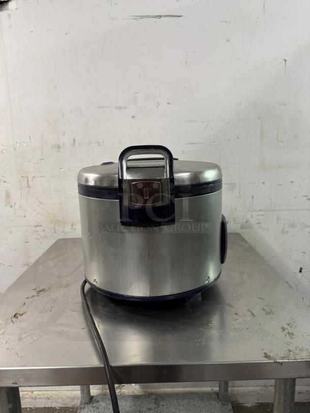THUNDER GROUP SEJ3201 30 Cup Electric Rice Cooker-Warmer, stainless steel, digital controls, used condition.
