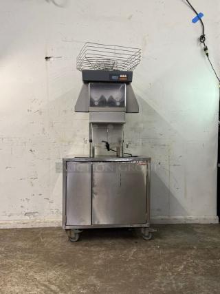 Zummo Z40-N-LM citrus juicer, 290W, 120v, automatic feed, processes 25 fruits/minute. Stainless steel, mobile base, good condition.